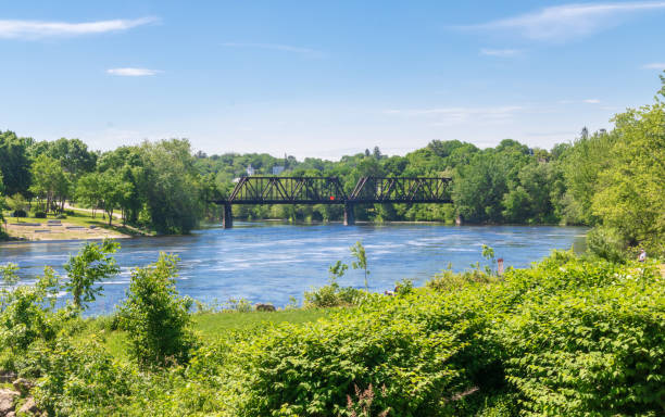 川に架かる鉄道橋 - maine landscape new england forest ストックフォトと画像