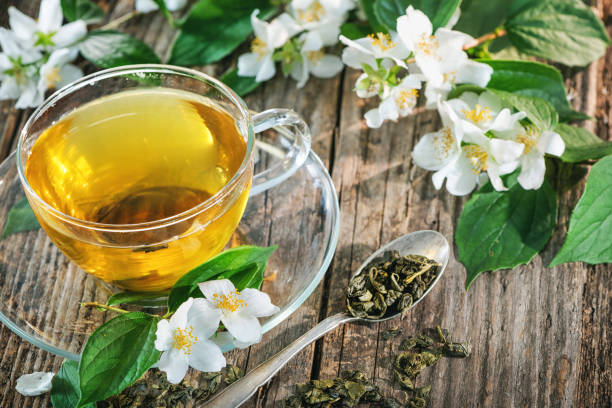 ジャスミンと緑茶のカップ - tea tea leaves jasmine tea leaf ストックフォトと画像