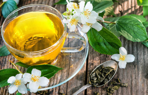 taza de té verde con jazmín - tea tea leaves jasmine tea leaf fotografías e imágenes de stock