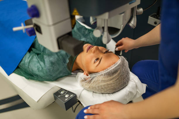 레이저 눈 수술을 위한 환자 준비 - 안과의사 뉴스 사진 이미지