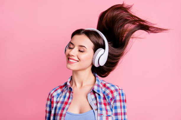 de cerca foto hermosa increíble ella su mujer peinado vuelo sobrejoyed ojos cerrados ortodoncia ojos favoritos lista de reproducción de sonido de audio llevar casual a cuadros camisa ropa aislada fondo rosa - blowing hair audio fotografías e imágenes de stock