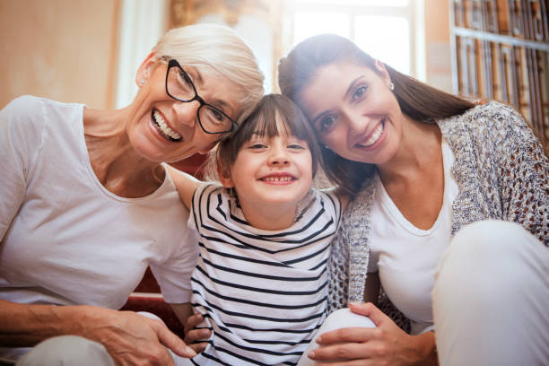 retrato da menina que abraça o sorriso da mamã e da avó - 3 generation - fotografias e filmes do acervo