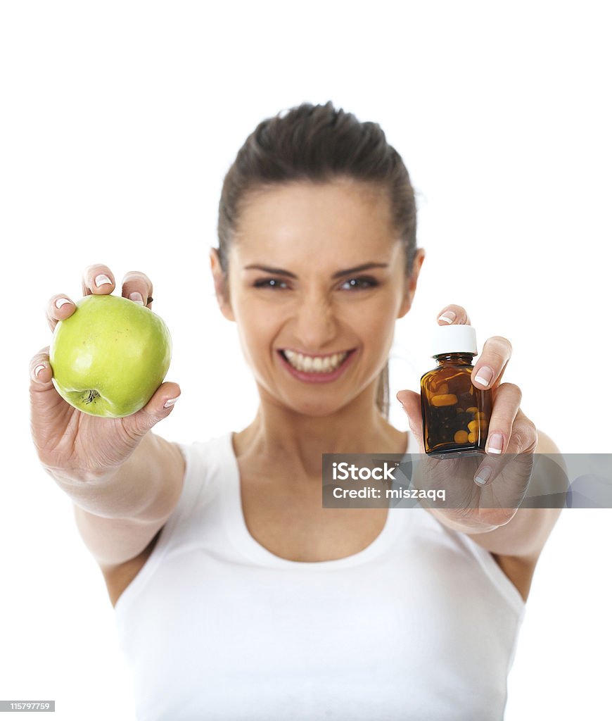 Pillole o apple, due fonti di vitamine, isolato su bianco - Foto stock royalty-free di Adulto