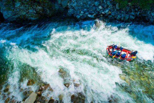 wasser-rafting - sports team sport rowing teamwork rafting stock-fotos und bilder