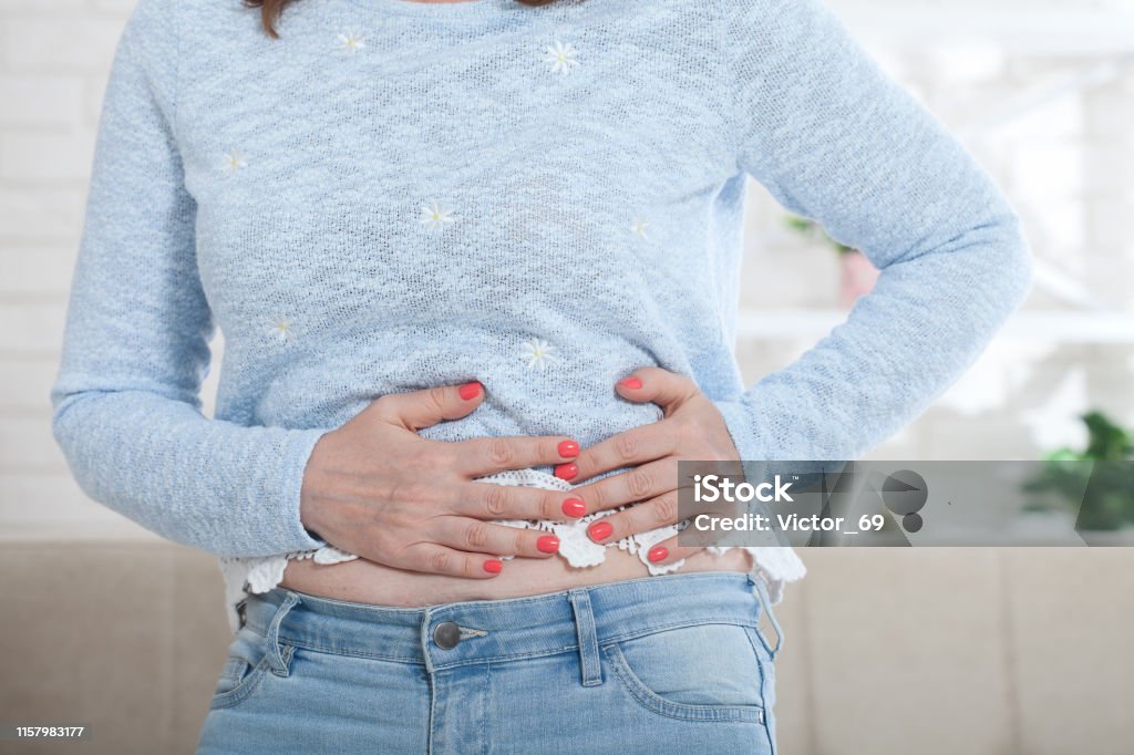 Frau im mittleren Alter leidet unter Bauchschmerzen zu Hause - Lizenzfrei Arzt Stock-Foto
