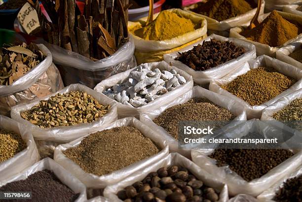 Bonitos Sacos De Condimento Para Venda No Souq - Fotografias de stock e mais imagens de Amontoar - Amontoar, Açafrão, Açafrão-da-índia