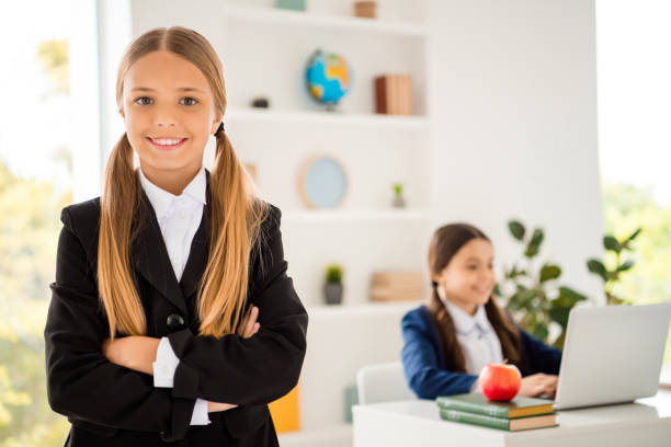 Portrait of two person nice-looking attractive charming cute lovely cheerful, cheery girls doing home work Maths subject folded arms in light white interior class room indoors retrato de dos personas agradable-aspecto atractivo encantador encantador agradable alegre alegre alegre chicas alegres haciendo trabajo en casa matemáticas sujeto de brazos doblados en la habitación interior clase de interior blanco claro en el interior