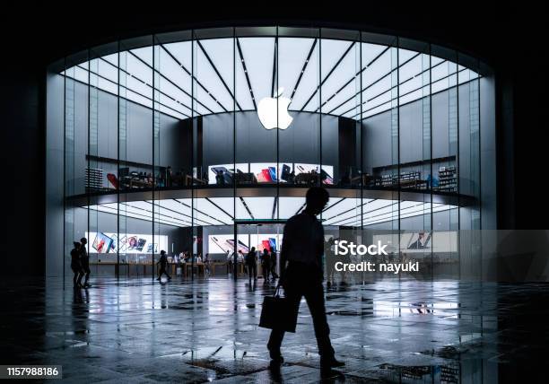 Akşam Apple Mağazaları Meşgul Apple Mağazaları Ve Yolda Insanlar Stok Fotoğraflar & Elma‘nin Daha Fazla Resimleri