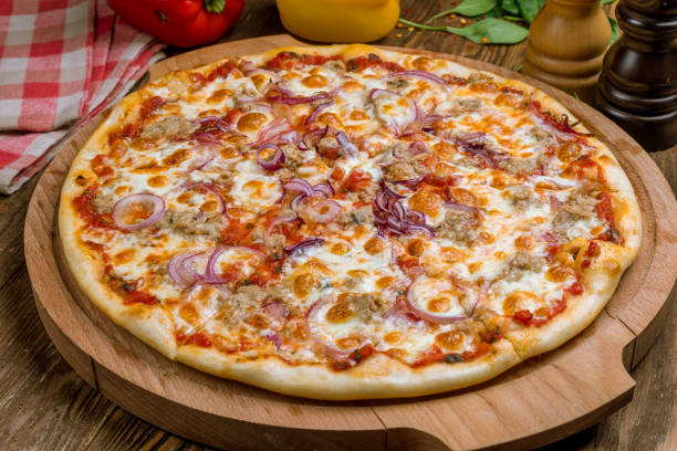 マグロと赤玉ねぎのピザ - pizza tuna prepared fish cheese ストックフォトと画像