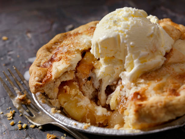 バニラアイスクリームと個々のサイズのアップルパイ - pie apple apple pie dessert ストックフォトと画像