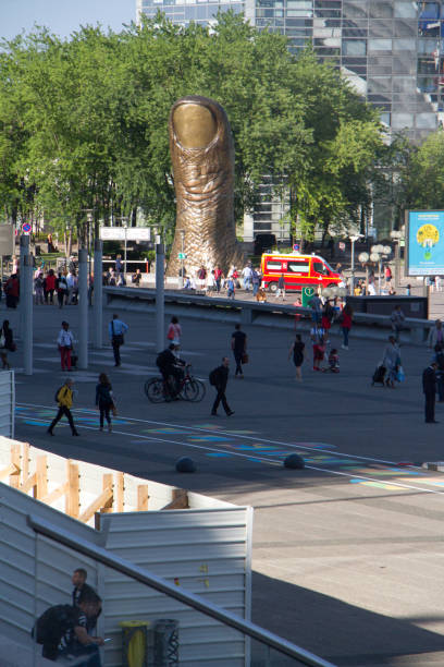 daumen-skulptur von cesar baldaccini und turmblock im geschäftsviertel defense view von der grande arche - edf stock-fotos und bilder