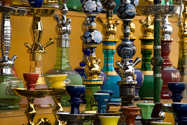 shisha oder shisha-pfeifen entdecken für verkauf im the market - fujairah stock-fotos und bilder