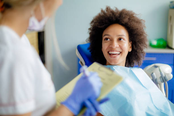 donna dal dentista - dentist dental hygiene smiling patient foto e immagini stock