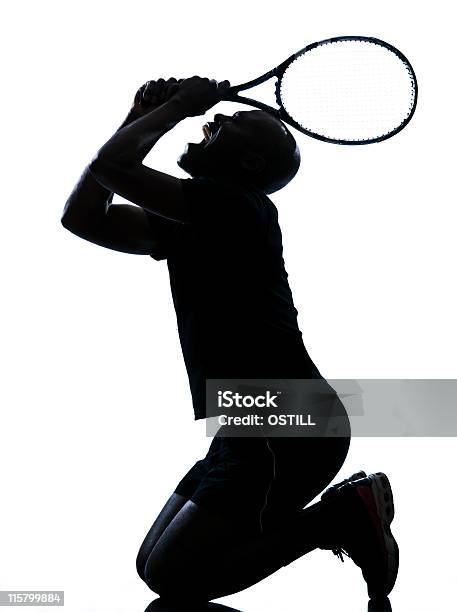 Photo libre de droit de Homme Joueur De Tennis banque d'images et plus d'images libres de droit de Adulte - Adulte, Afro-américain, Agenouillé