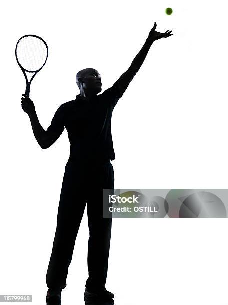 Photo libre de droit de Homme Au Service De Tennis banque d'images et plus d'images libres de droit de Mise en jeu - Sport - Mise en jeu - Sport, Service, Tennis