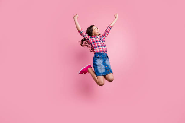 Full length body size view photo of cute attractive careless playful, preteen close eyes holidays summer spring imagine relax rest raise arms hands dressed denim clothes sneakers pink background toda la longitud tamaño del cuerpo vista foto de lindo atractivo descuidado juguetón preadolescentes cerca de ojos cercanos vacaciones verano primavera imaginar relajarse levantar las manos vestidos ropa de mezclilla zapatillas de fondo rosa