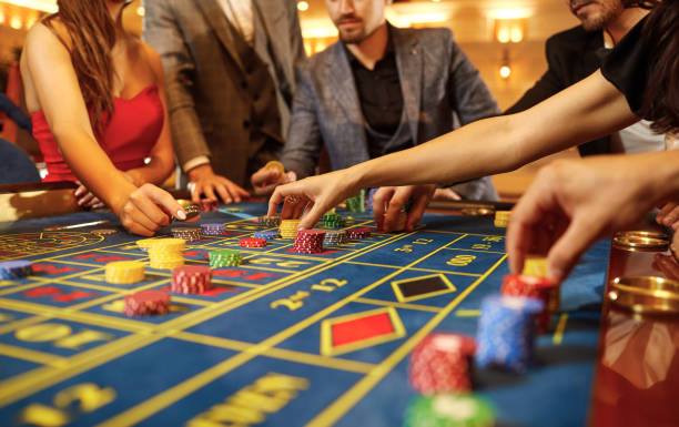 un gruppo di giocatori d'azzardo che giocano a poker in un casinò - gamblers foto e immagini stock