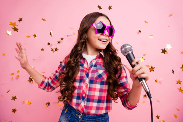 foto ravvicinata di bella attraente pazza ragazza divertirsi visitare evento futuro musicista voce forte assolo tenere mano tempo libero elegante camicia a mano controllata isolata su sfondo rosa lungo taglio di capelli acconciatura - karaoke foto e immagini stock