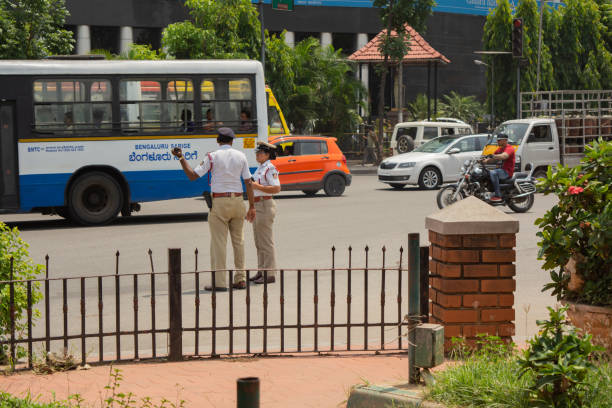 перемещение движения вблизи ратуши круг и городской дорожной полиции занят на работе в бенгалоре. - soudha стоковые фото и изображения
