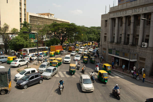 вид с воздуха на городское движение бенгалуру возле ратуши, бенгалуру, индия. - soudha стоковые фото и изображения