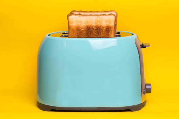 helles, lustiges frühstück. cyan farbe toaster auf einem holzhintergrund "n - getoastet stock-fotos und bilder