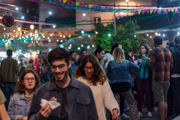 인기있는 성도 축제 기간 동안 리스본 거리에서 사람들 - editorial lisbon province lisbon portugal portugal 뉴스 사진 이미지