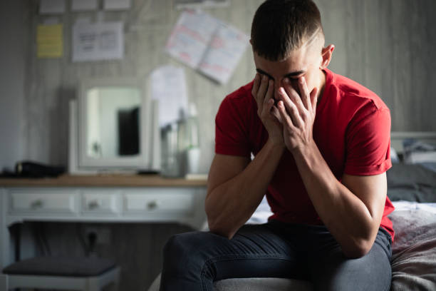 zorgen te maken over examens - alleen één tienerjongen stockfoto's en -beelden