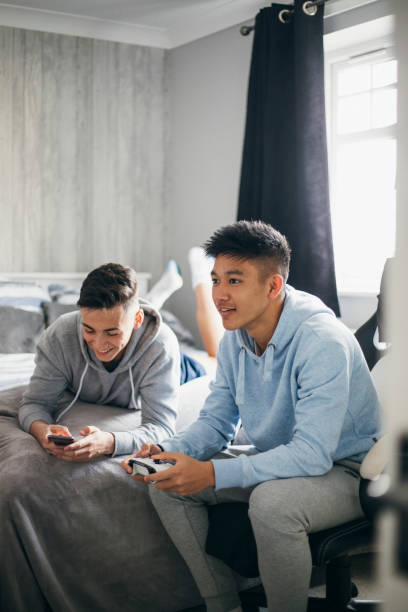 korzystanie z gier wideo w jego przyjaciół - video game friendship teenager togetherness zdjęcia i obrazy z banku zdjęć