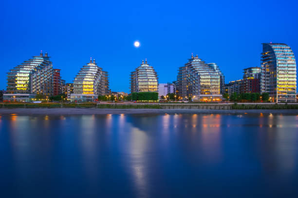 apartamentos modernos riverside por la noche alrededor de battersea llegar en londres - battersea park fotografías e imágenes de stock