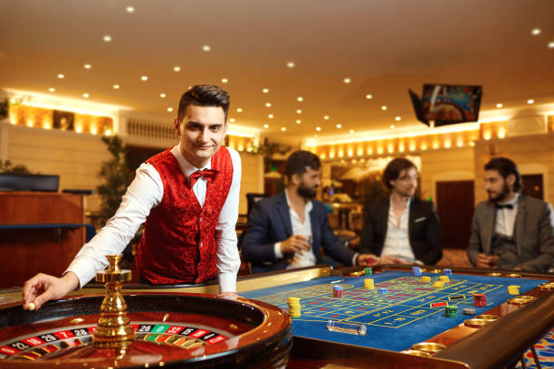 クルーピエはカジノのポーカールーレットで働いています。 - casino roulette gambling casino worker ストックフォトと画像