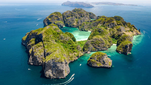 vista aérea de drones de la isla tropical de ko phi phi, playas y barcos en azul claro andamán agua de mar desde arriba, hermosas islas del archipiélago de krabi, tailandia - phi phi islands fotografías e imágenes de stock