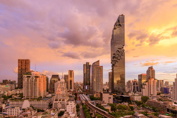 arquitectura da cidade do distrito empresarial de banguecoque com arranha-céus no crepúsculo - silom - fotografias e filmes do acervo