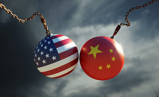 Bolas de naufragio texturizadas con banderas americanas y chinas sobre dark Stormy Sky photo