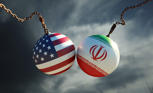 Bolas de naufragio texturizadas con banderas americanas e iraníes sobre dark Stormy Sky photo