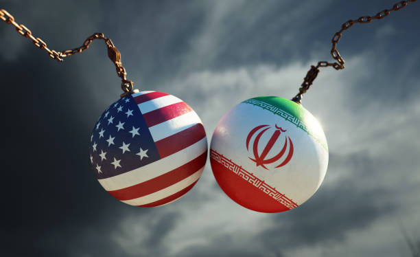 어두운 폭풍우 하늘을 통해 미국과 이란 국기와 질감 공을 난파 - iran 뉴스 사진 이미지