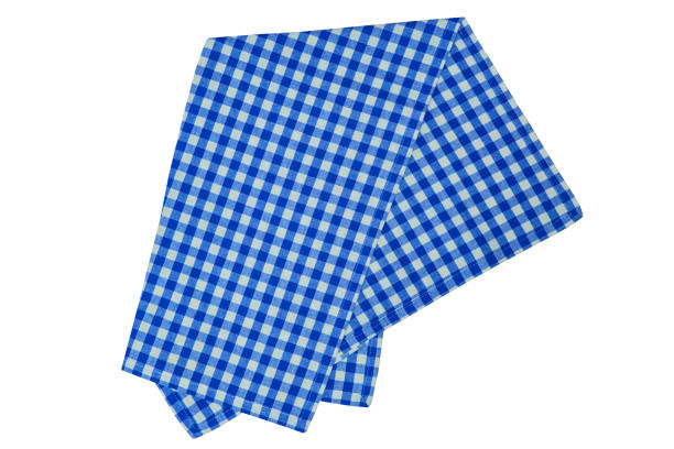 nahaufnahme einer blau-weiß karierten serviette oder tischdecke auf weißem hintergrund isoliert. küchenzubehör. - blue gingham stock-fotos und bilder