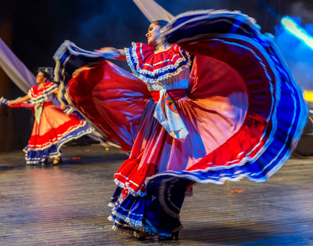 geleneksel kostüm kosta rika genç dansçılar - costa rica stok fotoğraflar ve resimler