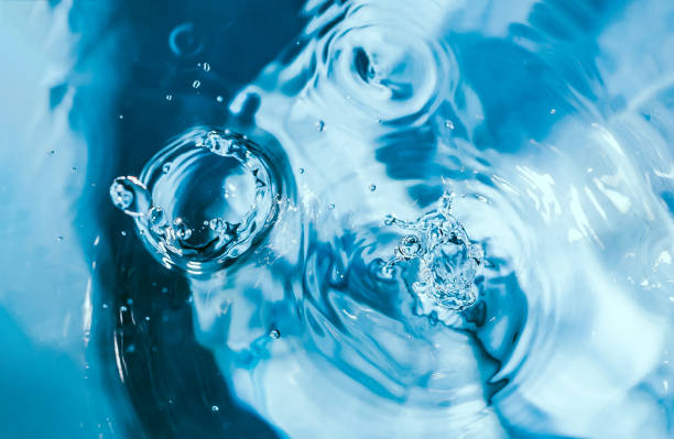 물 튀김 클로즈업. 물 방울. 블루 워터 드롭. 떨어지는 물. - liquid water rippled abstract 뉴스 사진 이미지