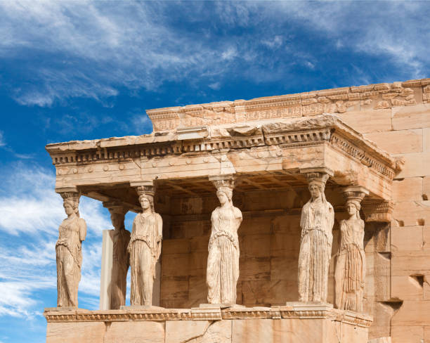 templo grego antigo famoso de erechtheion em atenas, greece - the erechtheum - fotografias e filmes do acervo