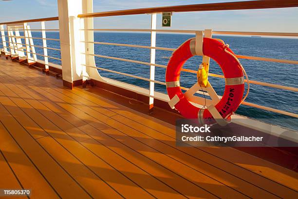 Kreuzfahrtschiffdeck Am Frühen Abend Stockfoto und mehr Bilder von Kreuzfahrtschiff - Kreuzfahrtschiff, Farbbild, Fotografie