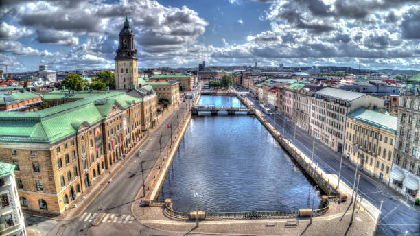 kanal, kyrk tornet och byggnader på gatan hamngatan i göteborg. - göteborg bildbanksfoton och bilder