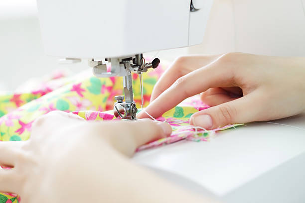 패브릭 만들진 재봉틀을 - textile sewing women part of 뉴스 사진 이미지