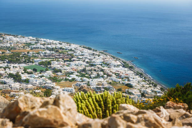 luftaufnahme der stadt kamari und strand, insel santorin, griechenland - black sand beach santorini greece stock-fotos und bilder