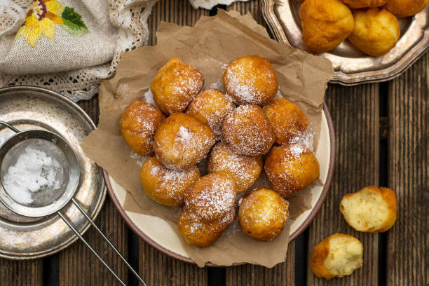 Homemade deep fried sweet ricotta fritters Homemade deep fried sweet ricotta fritters with powdered sugar beignet stock pictures, royalty-free photos & images