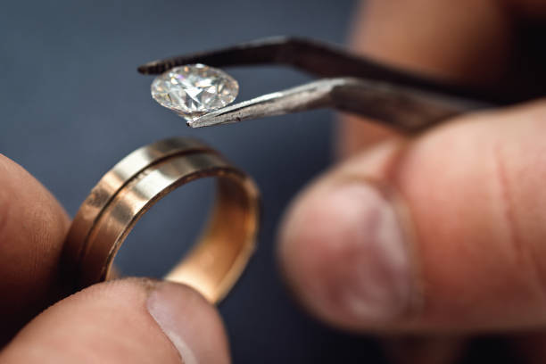 gioielliere del flusso di lavoro. montare una gemma per il futuro dell'anello d'oro - jewelry craftsperson craft jeweller foto e immagini stock