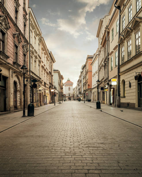 strada del centro storico di cracovia, polonia - florianska street foto e immagini stock
