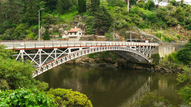 vista oblicua del puente de la garganta de la catarata en la ciudad de launceston en tasmania - architecture blue bridge iron fotografías e imágenes de stock