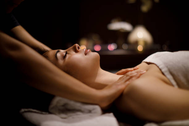 женщина наслаждаясь массажем в спа-центре - beauty treatment spa treatment women towel стоковые фото и изображения