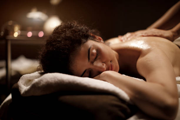 femme appréciant le massage dans le centre de spa - massage sensuel photos et images de collection