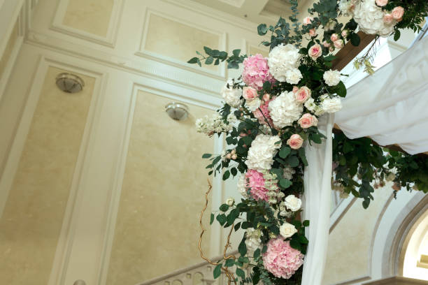 ślub chuppah ozdobione świeżymi kwiatami kryty sala bankietowa ceremonii ślubnej. luksusowe dzieła dekoracji kwiaciarni ślubnej. - ketubah zdjęcia i obrazy z banku zdjęć